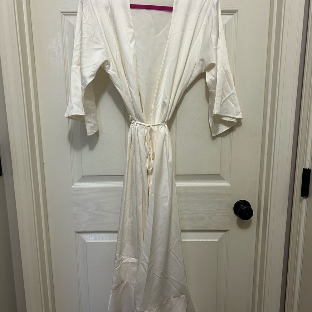 Plum Pretty Sugar Cream Robe - Never Worn! Perfect for a wedding day!
